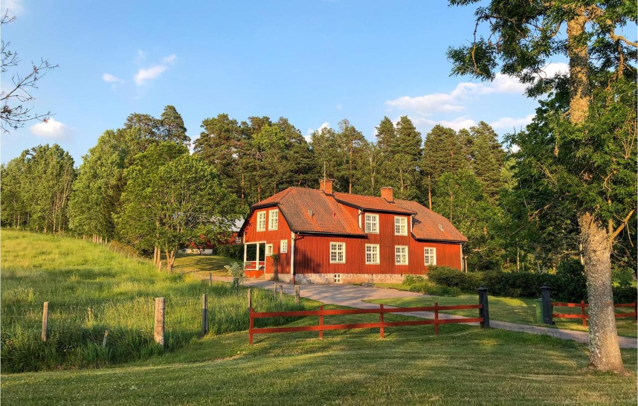 Nice Home In Mantorp With Kitchen Екстер'єр фото
